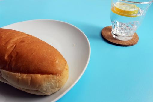 パンとレモン水の朝食 パンとレモン水の朝食 パン,レモン水,朝食の写真素材