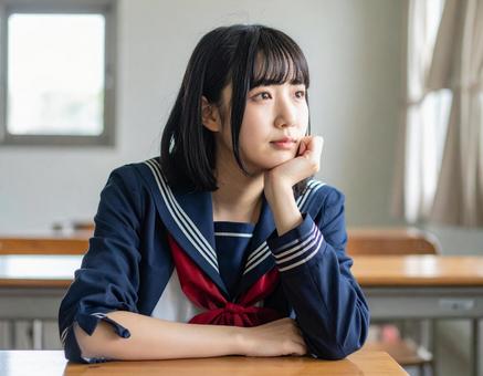授業中に考える女子学生 授業中に考える女子学生の写真