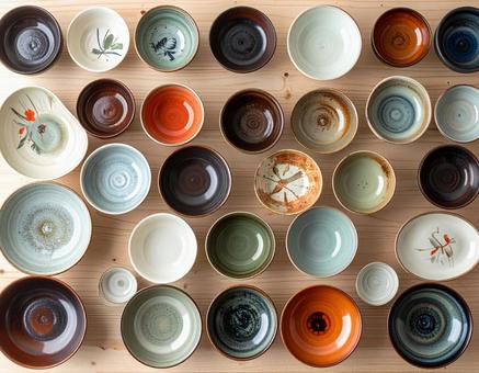 色柄とりどりの和食器の写真