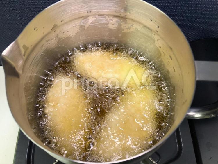 ステンレスフライヤーで冷凍白身魚を揚げる フライ,油,フライヤーの写真素材