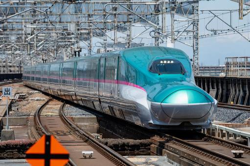 ホームに入線してくる東北青森新幹線E5系 ホームに入線してくる東北青森新幹線E5系の写真