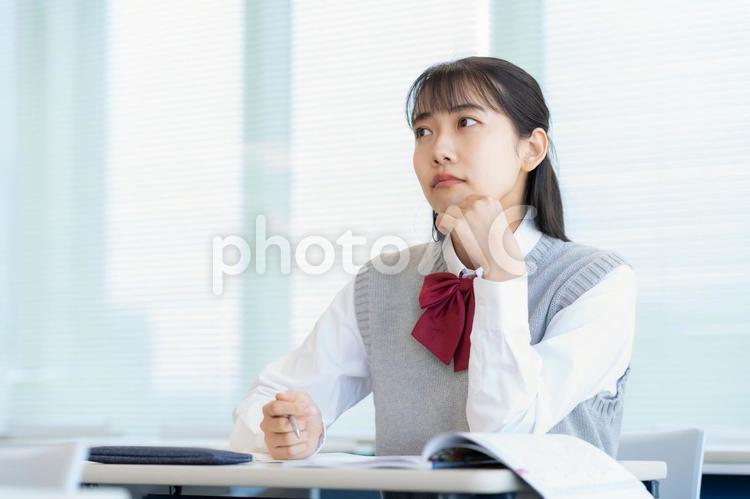学校で勉強をする女子高生 教育,塾,勉強の写真素材
