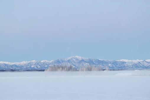 気嵐と日高山脈 気嵐と日高山脈 冬の日高山脈,日高山脈,山の写真素材