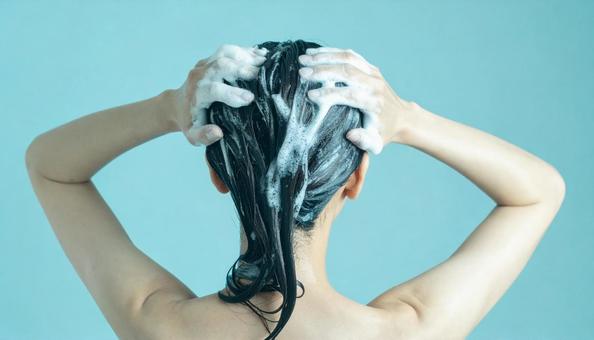 シャンプーで頭皮を洗う女性 シャンプーで頭皮を洗う女性の写真