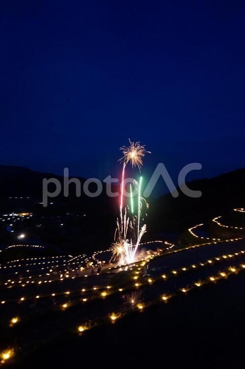 棚田に打ち上がる花火 棚田,ライトアップ,田んぼの写真素材