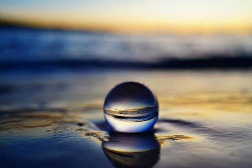 水晶玉越しの与那覇前浜の美しい夕焼け 水晶玉越しの与那覇前浜の美しい夕焼けの写真