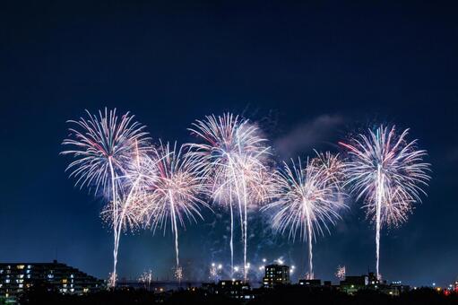 夜空に広がる色とりどりのスターマイン 花火,スターマイン,打ち上げ花火の写真素材