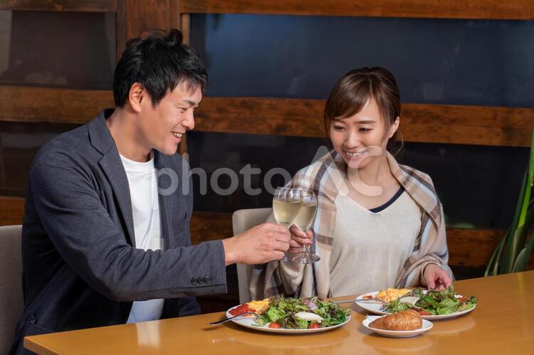 レストランで食事する男女 乾杯,グルメ,レストランの写真素材