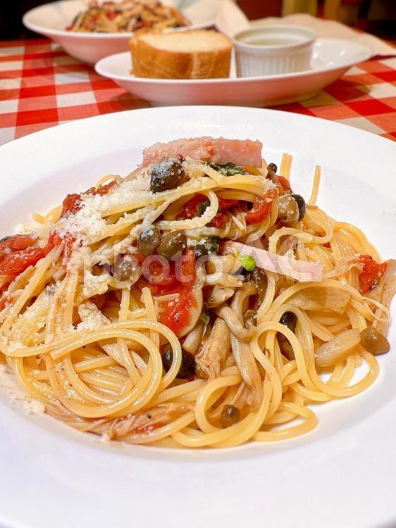 ベーコンとトマトのきのこパスタ スパゲッティ,イタリアン,トマトソースの写真素材