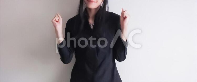 応援する女性(横長) ガッツポーズ,女性,応援の写真素材
