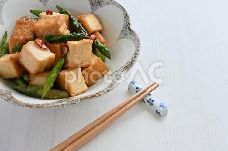 アスパラと厚揚げの炒め物 アスパラ,厚揚げ,炒め物の写真素材