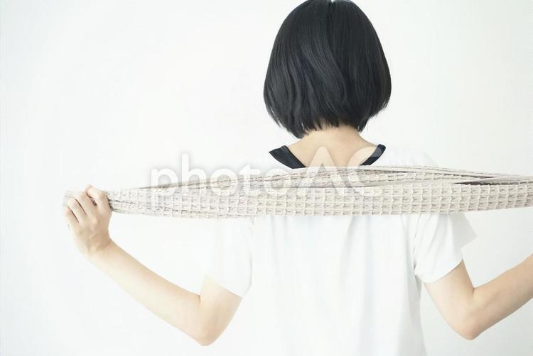 フェイスタオルでストレッチをする女性イメージ ストレッチ,タオル,伸ばすの写真素材