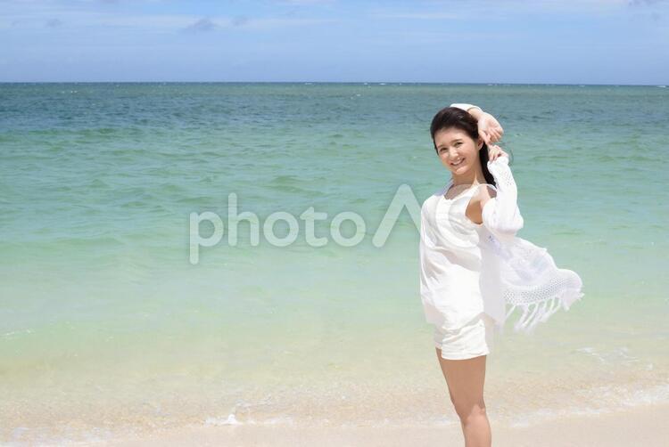 南国沖縄の美しいビーチで寛ぐ女性 女性,女,沖縄の写真素材