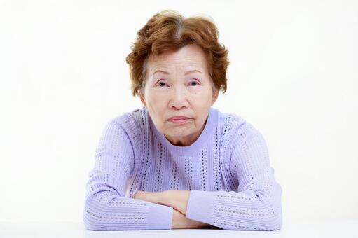 高齢者女性 白背景 上半身 高齢者女性 白背景 上半身の写真
