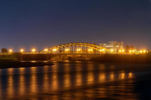 夜の旭橋と石狩川(北海道旭川市) 夜の旭橋と石狩川(北海道旭川市)の写真
