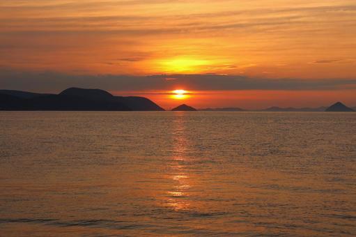 8月上旬の瀬戸内海の日の入りと夕焼け 8月上旬の瀬戸内海の日の入りと夕焼けの写真