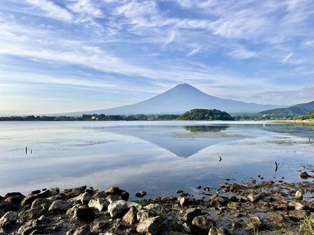 河口湖畔から見る富士山 河口湖畔から見る富士山 富士山,河口湖,逆さ富士の写真素材