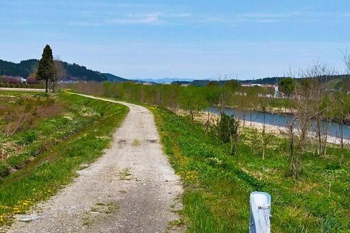 2026年4月の里山48 道,一本道,土手の写真素材