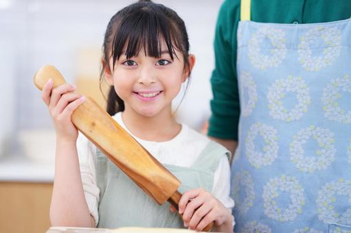 お菓子作りを楽しむ少女のクッキングシーン 女の子,日本人,めん棒の写真素材