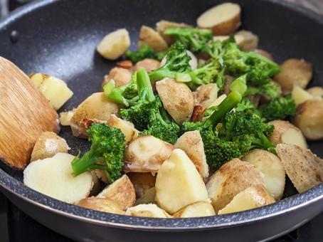 じゃがいもとブロッコリーを炒めるの写真