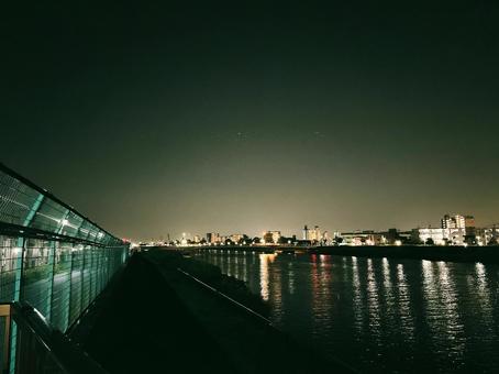 反射する夜景 反射する夜景の写真