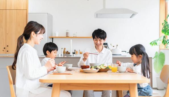 日本人家族での朝食 家族の食事シーン 日本人家族での朝食 家族の食事シーンの写真