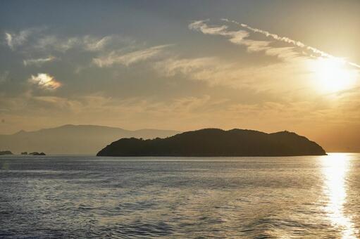 瀬戸内海の夕暮れ 瀬戸内海,夕焼け,虹の写真素材