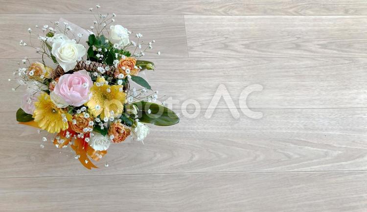 テーブルの上のフラワーアレンジメント 花,フラワーアレンジメント,アレンジメントの写真素材