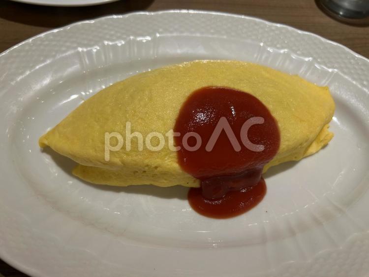 シンプルな昔ながらのオムライス オムライス,ケチャップ,卵の写真素材