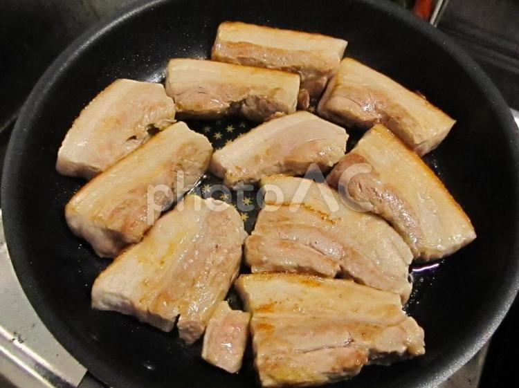 豚の角煮を作っている最中 豚,角煮,バラの写真素材