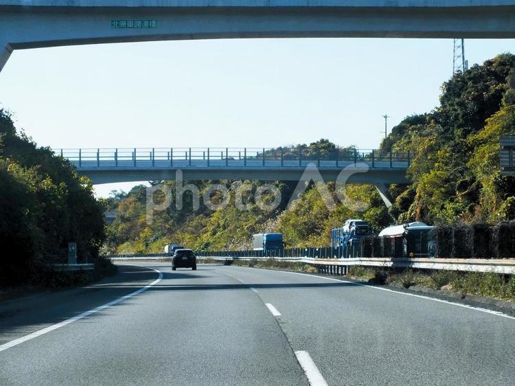東名高速道路　跨道橋と対向車 車,高速道路,対向車の写真素材
