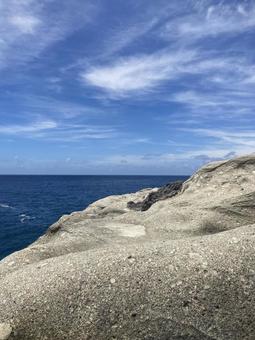 堂ヶ島の海辺　縦 風景,自然,岩の写真素材