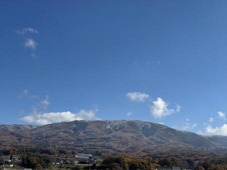 初冠雪の高ボッチ山(2025) 初冠雪,高ボッチ山,高ボッチ高原の写真素材