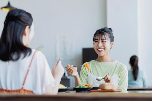 カフェでランチをする若い女性 カフェでランチをする若い女性の写真