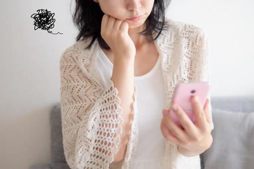 Image of a woman suffering from a smartphone, donna, accoppiamento, matchmaking, JPG