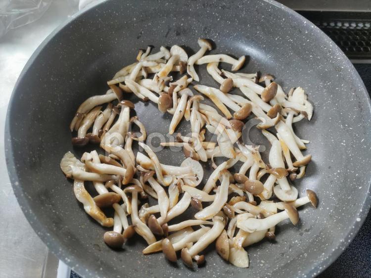 しめじを炒める しめじ,炒める,キノコの写真素材