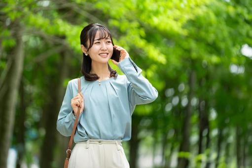 笑顔で通話をするビジネスウーマン・女性 笑顔で通話をするビジネスウーマン・女性の写真