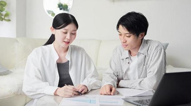 保険を検討するアジア人カップル 保険,検討,考えるの写真素材