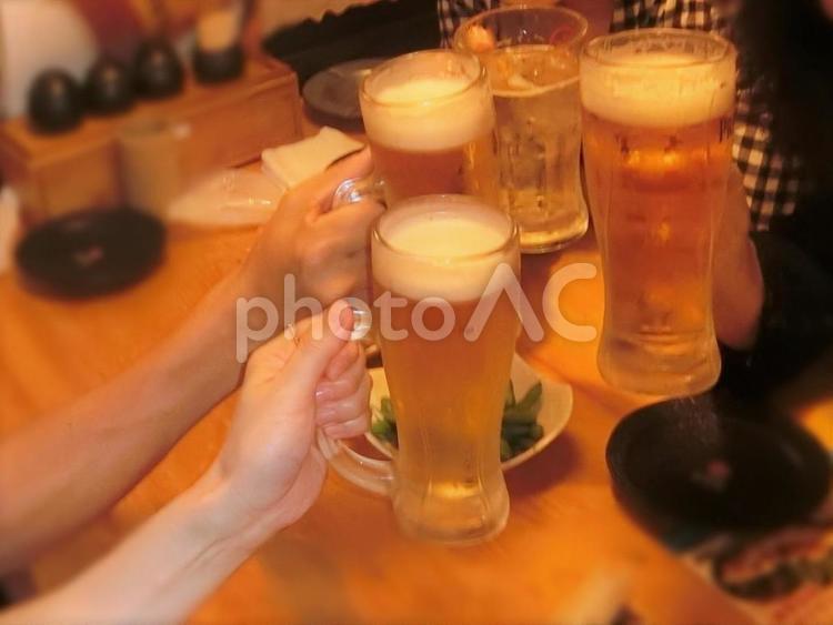 乾杯　居酒屋店内 乾杯,ビールで乾杯,4人で乾杯の写真素材