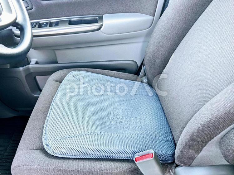 運転席に敷いたシート 敷物,ドライバー,椅子の写真素材