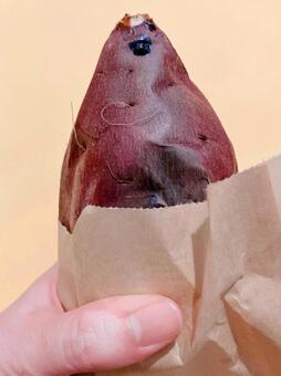 紙袋に入った焼き芋 焼き芋,さつまいも,袋の写真素材