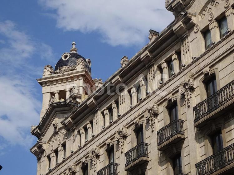 バルセロナ市内のオシャレな建物 青空,空,雲の写真素材
