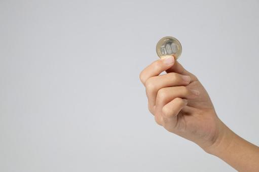 500円玉を持つ子供の手 500円玉,お金,500円の写真素材