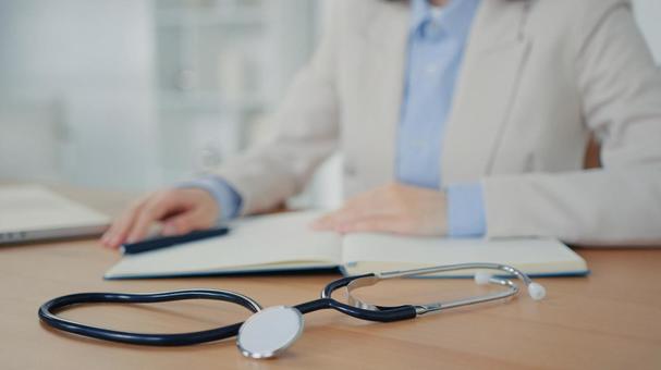 聴診器を前にした女性 保険業,事務職,接客業の写真素材