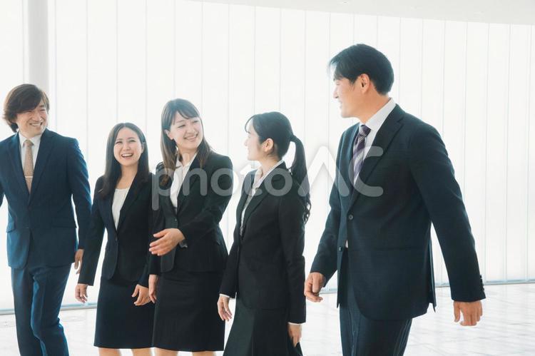 スーツの会社員（歩く） ビジネス,ビジネスマン,スーツの写真素材