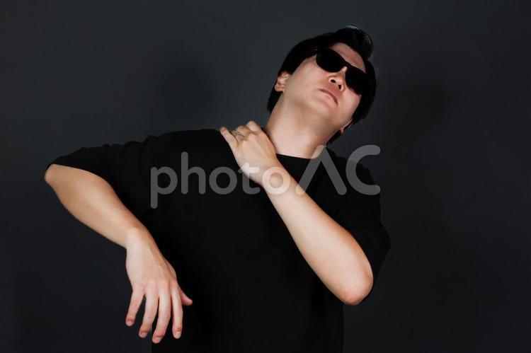 肩の痛みを感じる男性 男性,肩,痛みの写真素材