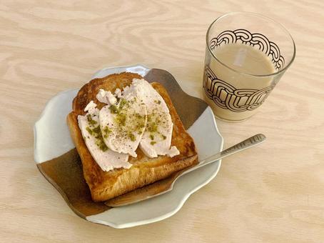 鶏ハムトーストとカフェオレ トースト,サンドイッチ,サンドウィッチの写真素材