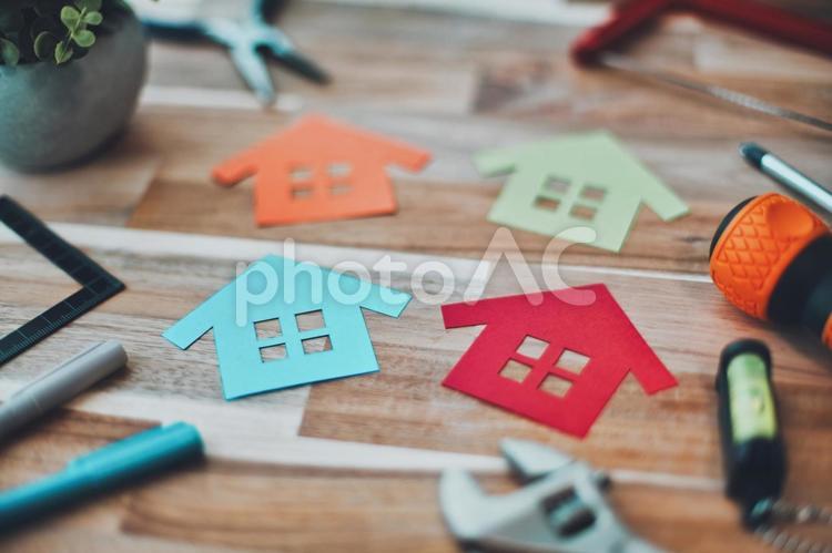 複数のカラフルな家と工具セット 家,住宅,diyの写真素材