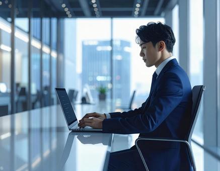 PC作業をする男性社員 PC作業をする男性社員の写真