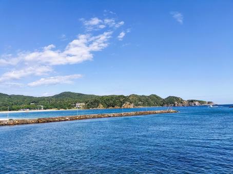 南伊豆の青野川河口から対岸に弓ヶ浜を遠望の写真
